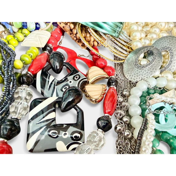 Huge Vintage Jewelry Lot 107 pcs Mixed Necklaces Bracelets Earrings Brooches - Picture 7 of 16